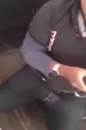 شاهد لحظة الاعتداء بالضرب والسب على عامل بأحد المقاهي
