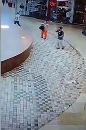 بالفيديو .. نجاة سيدة من الموت مرتين متتابعتين
