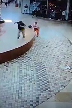 بالفيديو .. نجاة سيدة من الموت مرتين متتابعتين