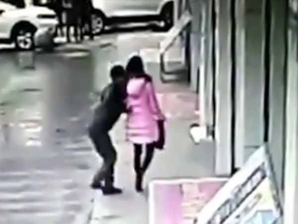 حاول سرقتها في وضح النهار .. وهذا ما حدث له