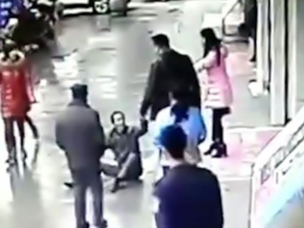 حاول سرقتها في وضح النهار .. وهذا ما حدث له