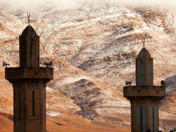 ​تساقط الثلوج في الصحراء الكبرى لأول مرة بعد 40 عامًا