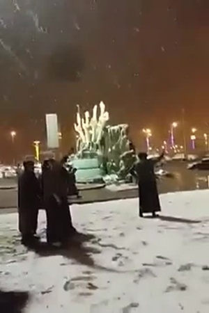 فيديو للعب الأهالي بالثلوج في المملكة