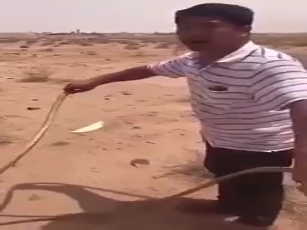 بالفيديو وعلى الطريقة السعودية .. فلبيني يصطاد ضبًا