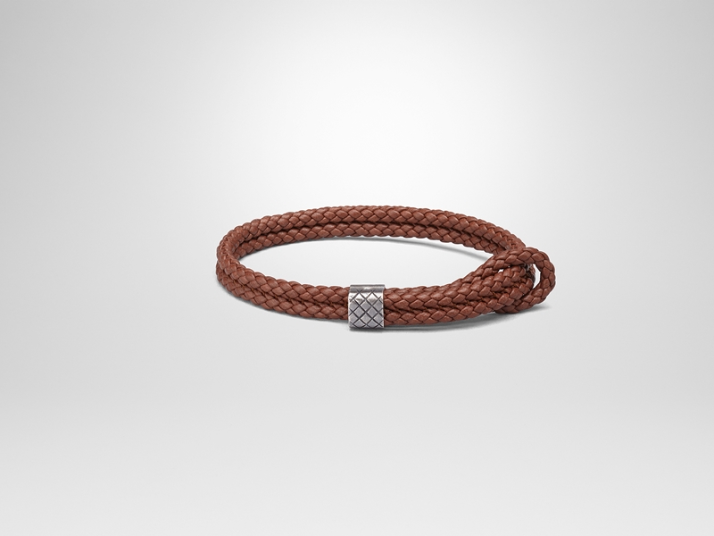 مع اقتراب موسم الأعياد.... Bottega Veneta تطلق دليلها للهدايا المثالية للرجل العصري