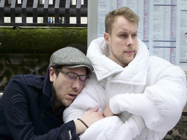 بذلة النوم المحمولة للنوم في المواصلات العامة