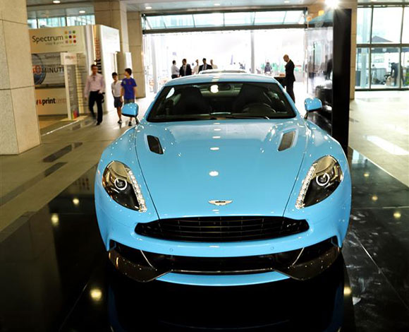 Motor Village يجمع السيارات الفارهة في دبي