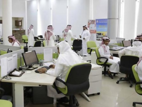 الكشف عن نسبة السعوديين الذين يتقاضون 10 آلاف ريال شهريًا