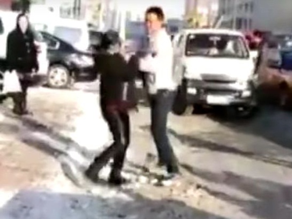 شاهد شاب يضرب أهله في الشارع .. لأنهم اشتروا له شقة