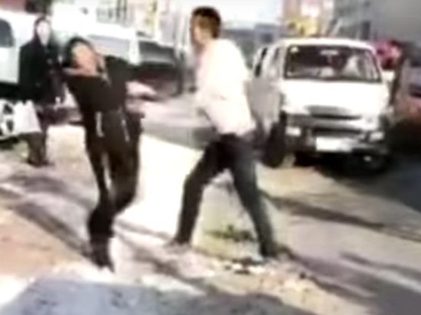 شاهد شاب يضرب أهله في الشارع .. لأنهم اشتروا له شقة