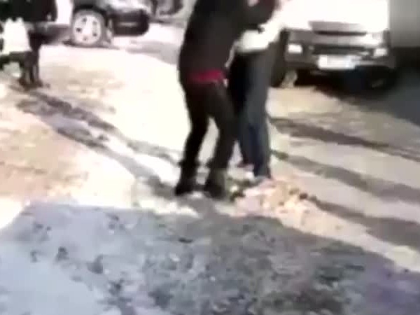 شاهد شاب يضرب أهله في الشارع .. لأنهم اشتروا له شقة