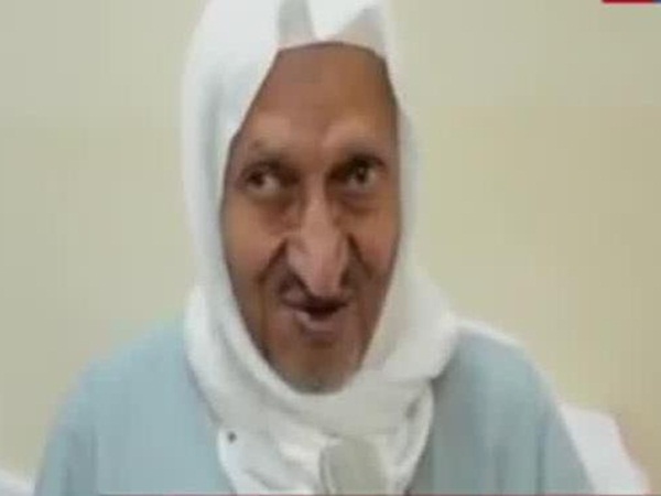 بعد فراق 41 عامًا .. أخيرًا التقى معلم الطفولة .. فيديو