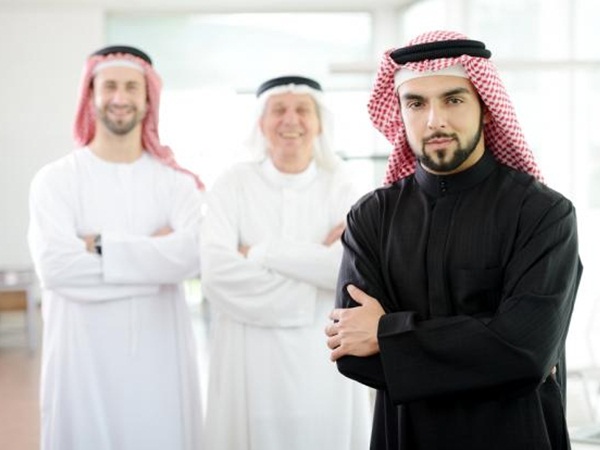 بعد فراق 41 عامًا .. أخيرًا التقى معلم الطفولة .. فيديو