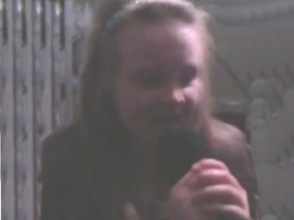 طفلة بصوت رائع .. شاهد ما فعله لها اليوتيوب