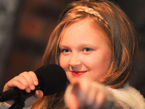 طفلة بصوت رائع .. شاهد ما فعله لها اليوتيوب