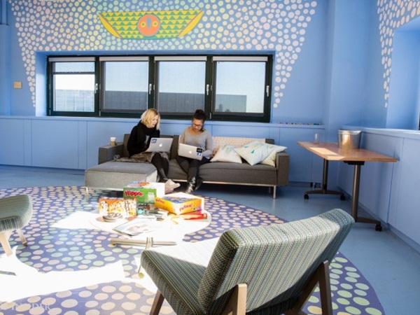 كيف رفه هؤلاء عن موظفيهم .. لن تصدق أن هذه مقرات عمل