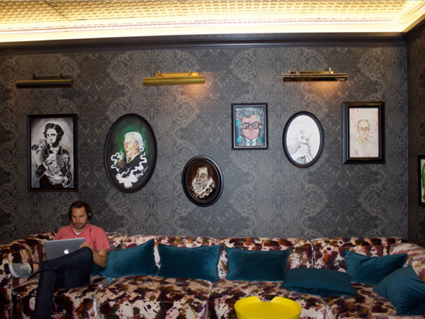 كيف رفه هؤلاء عن موظفيهم .. لن تصدق أن هذه مقرات عمل