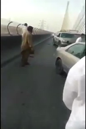 صدم عدة سيارات عمدًا حتى أوقفه المتضررون وانهالوا عليه ضربًا