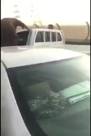 صدم عدة سيارات عمدًا حتى أوقفه المتضررون وانهالوا عليه ضربًا