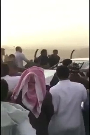 صدم عدة سيارات عمدًا حتى أوقفه المتضررون وانهالوا عليه ضربًا
