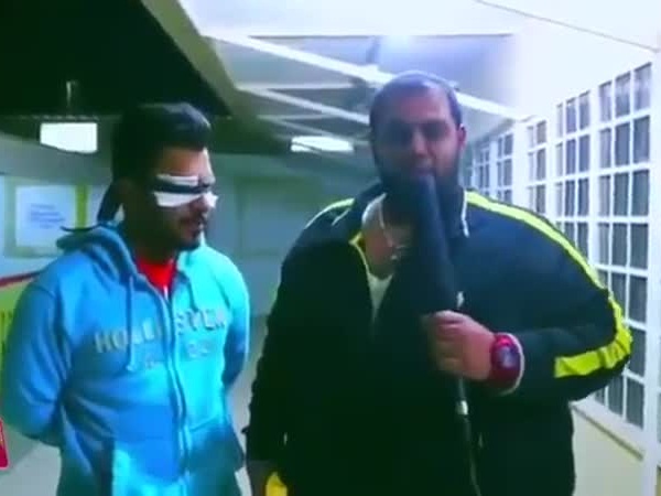 لن تصدق ما ستشاهده، مذيع كويتي يشعل النار في ضيفه!