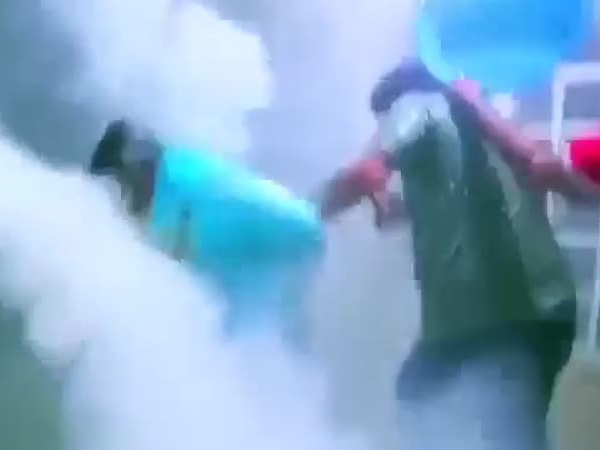 لن تصدق ما ستشاهده، مذيع كويتي يشعل النار في ضيفه!