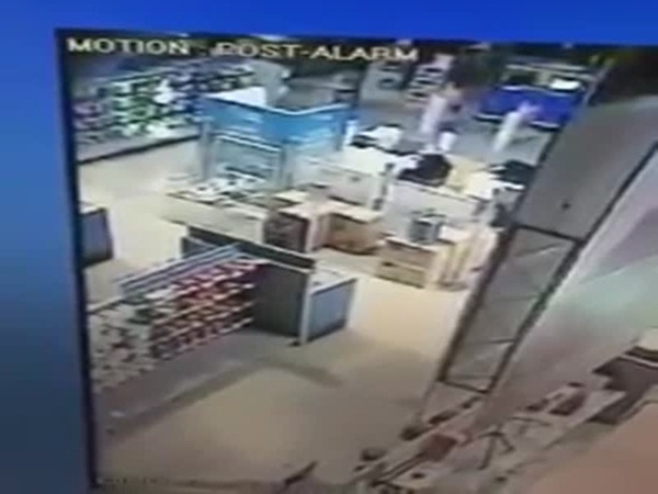حرق في المعرض بسبب شاحن هاتف .. فيديو