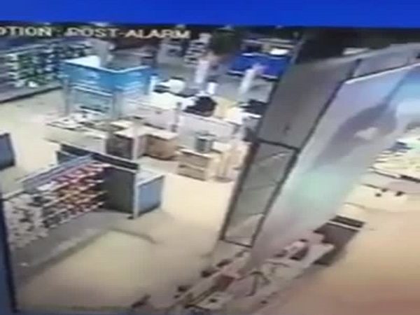 حرق في المعرض بسبب شاحن هاتف .. فيديو
