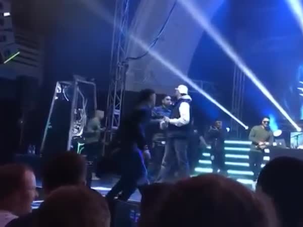 شاهد .. مغني راب يضرب أحد المعجبين في حفلة حية
