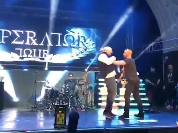 شاهد .. مغني راب يضرب أحد المعجبين في حفلة حية