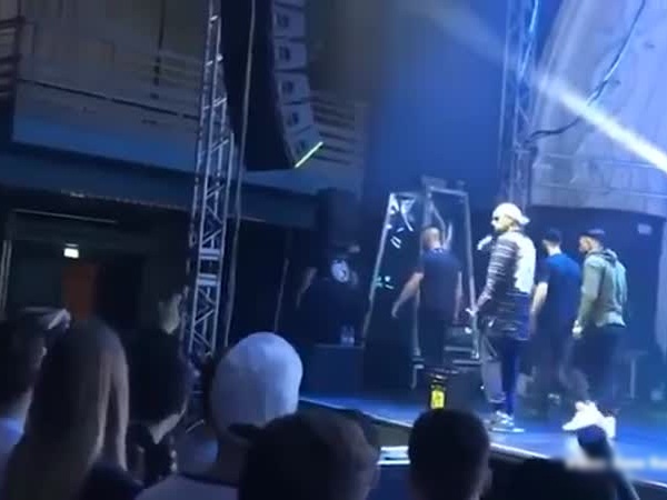 شاهد .. مغني راب يضرب أحد المعجبين في حفلة حية