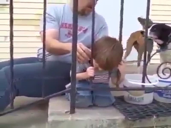 شاهد كيف استطاع هذا الطفل إنقاذ نفسه .. عندما فشل والده في ذلك