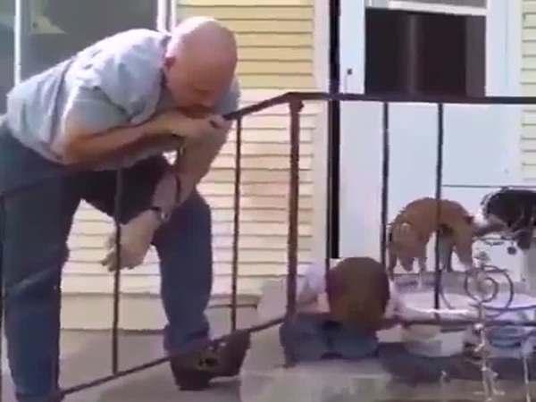 شاهد كيف استطاع هذا الطفل إنقاذ نفسه .. عندما فشل والده في ذلك