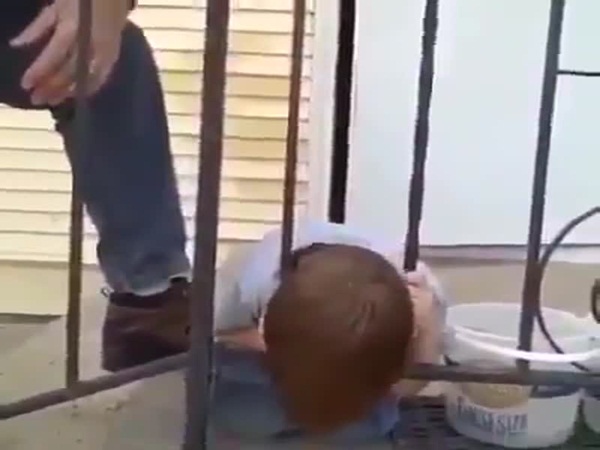 شاهد كيف استطاع هذا الطفل إنقاذ نفسه .. عندما فشل والده في ذلك