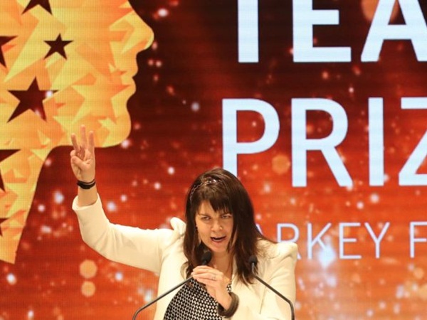 محمد بن راشد يمنح معلمة كندية مليون دولار