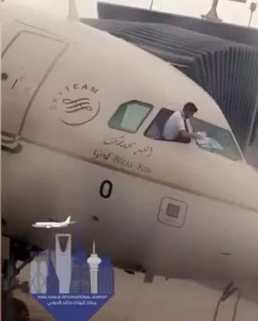 شاهد ما فعله هذا الطيار ليثير موجة من السخرية