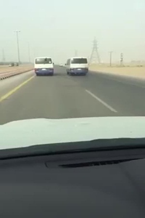 تسابق حافلتين مدرستين في المملكة .. فيديو