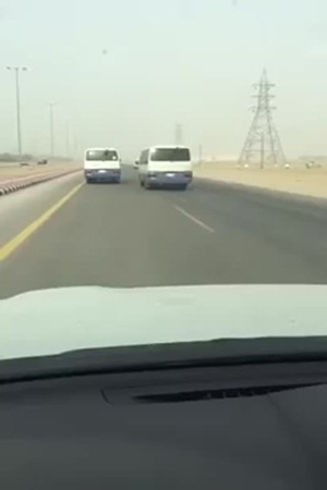 تسابق حافلتين مدرستين في المملكة .. فيديو