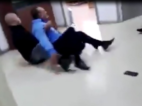 بالفيديو .. وزير يعتدي على أحد الأشخاص في مبنى الوزارة