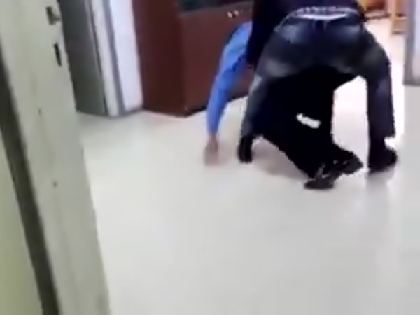 بالفيديو .. وزير يعتدي على أحد الأشخاص في مبنى الوزارة