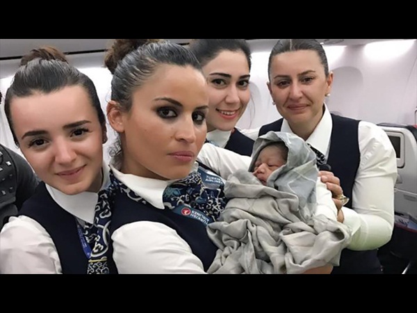 طفلة طائرة الخطوط الجوية التركية .. هل الأكثر حظًا في 2017