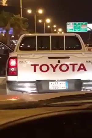 يعطل حركة المرور للرقص بخنجره .. فيديو