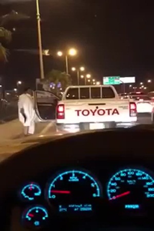 يعطل حركة المرور للرقص بخنجره .. فيديو