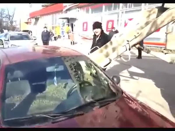 ينتقم من وزوجته بفعل ذلك .. فيديو غريب