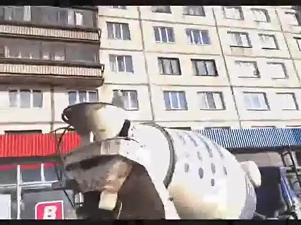 ينتقم من وزوجته بفعل ذلك .. فيديو غريب