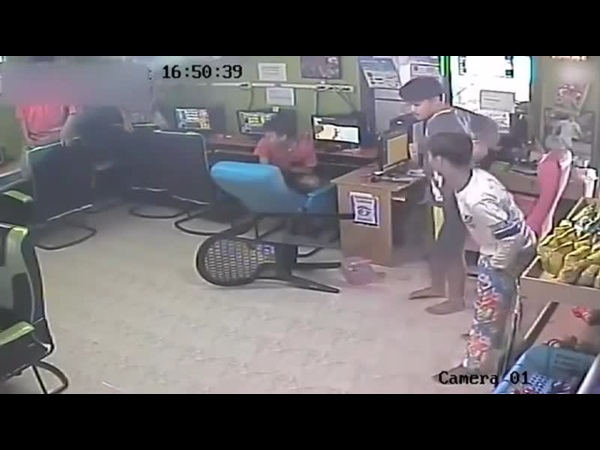 فيديو مرعب .. ثعبان طائر يهاجم أحد الأشخاص