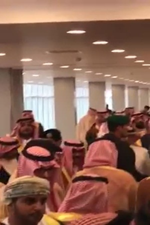 شاهد الملك عبد العزيز وهو يدعو مواطن للحضور لمزرعته