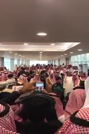 شاهد الملك عبد العزيز وهو يدعو مواطن للحضور لمزرعته