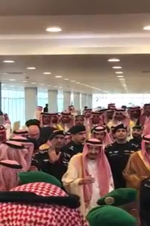 شاهد الملك عبد العزيز وهو يدعو مواطن للحضور لمزرعته
