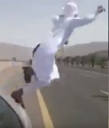 بالفيديو: شاب متهور يخاطر بحياته بالقفز أمام شاحنة نقل ثقيل على طريق سريع!